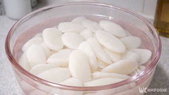 떡국떡을 불리고 있다. / 위키푸디