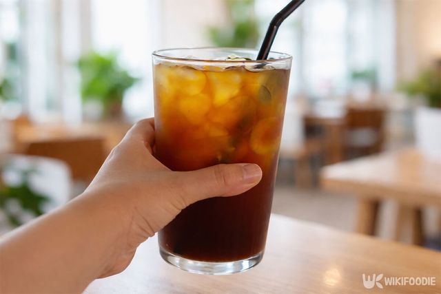 카페에서 아이스 아메리카노를 들고 있다. / 위키푸디