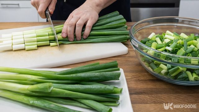 대파 두 단을 손질해 김치 담그기 좋은 크기로 썰어두고 있다. / 위키푸디