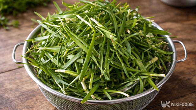 연한 초록빛의 신선한 부추가 그릇에 담겨 있다. / 위키푸디