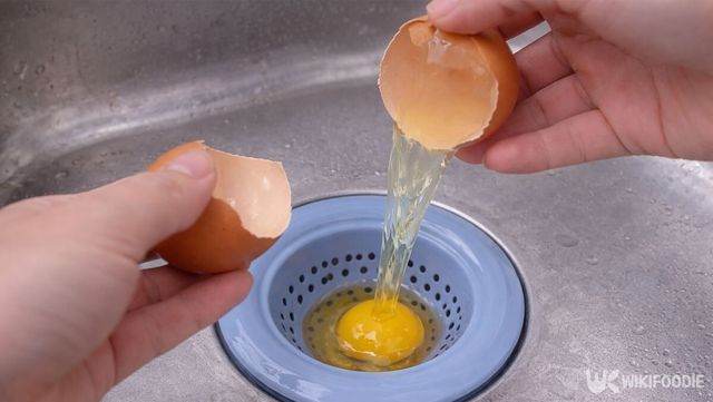 싱크대 배수구에 계란 하나를 깨뜨리고 있다. / 위키푸디