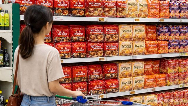 여자가 마트에서 쇼핑하고 있다. 기사의 이해를 돕기 위한 참고 사진입니다. / 위키푸디