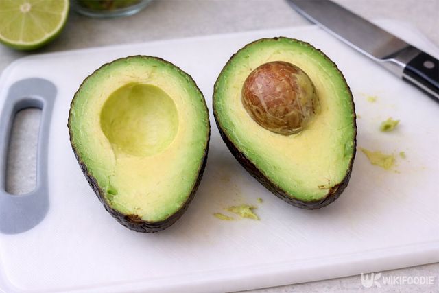 도마 위에서 아보카도를 손질하고 있다. / 위키푸디