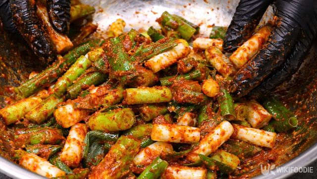 찹쌀 풀과 고춧가루, 새우젓을 섞어 뻑뻑한 양념을 만들고 있다. / 위키푸디