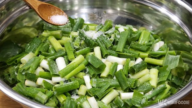 멸치액젓과 소주를 넣어 대파를 절이는 과정에서 수분이 빠지고 있다. / 위키푸디