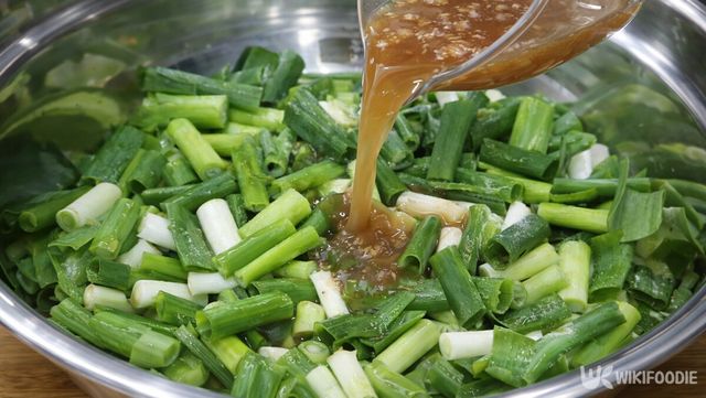 멸치액젓을 대파 위에 붓고 있다. / 위키푸디