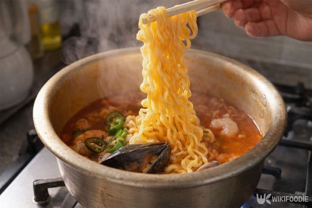 양은 냄비에 라면을 끓이고 있다. / 위키푸디