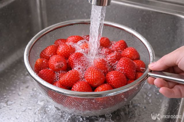 딸기를 흐르는 물에 씻고 있다. / 위키푸디