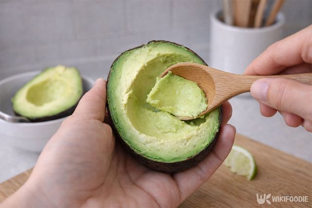 아보카도 속을 숟가락으로 파고 있다. / 위키푸디