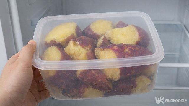 플라스틱 용기에 찐 고구마를 담아 냉장고 칸에 넣고 있다. / 위키푸디