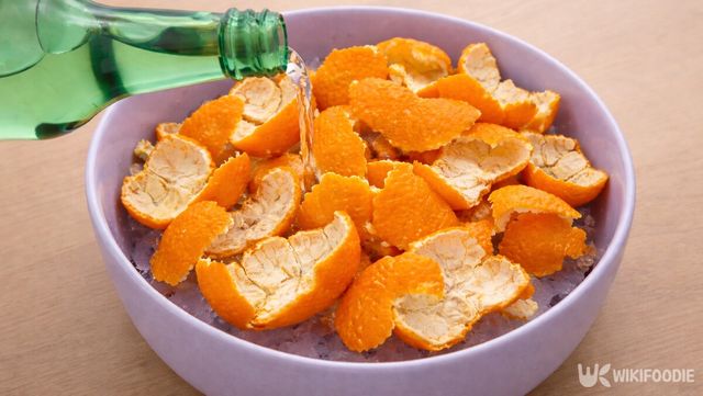 귤 껍질 위에 소주를 붓고 있다. / 위키푸디