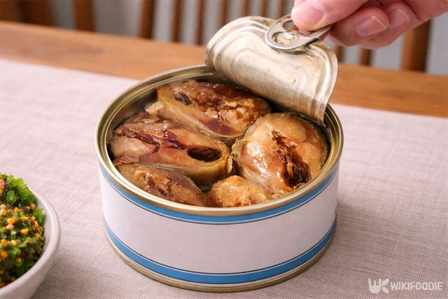 콩치 통조림 캔을 따고 있다. / 위키푸디