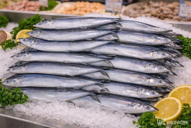 마트 수산물 매대에 꽁치가 한가득 놓여 있다. / 위키푸디