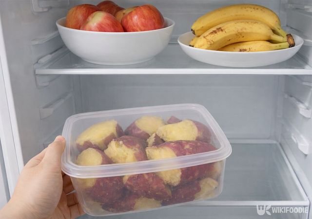 사과, 바나나와 다른 칸에 고구마를 넣고 있다. / 위키푸디