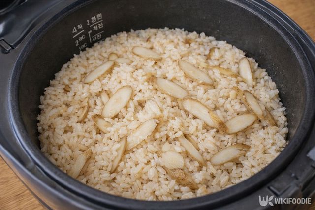 밥솥에 우엉밥이 담겨 있다. / 위키푸디