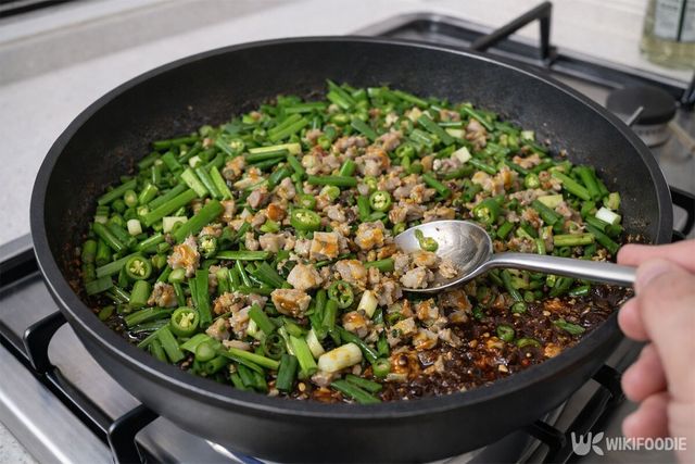 쪽파와 청양고추를 넣고 함께 섞고 있다. / 위키푸디