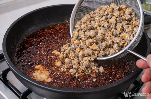 양념장에 해감한 꼬막을 넣고 있다. / 위키푸디