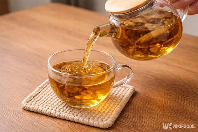 우엉차를 찻잔에 따르고 있다. / 위키푸디