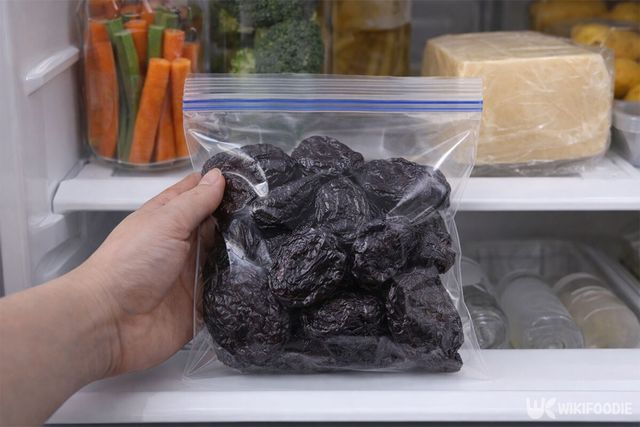 프룬을 비닐 백에 담아 냉장고 칸에 넣고 있다. / 위키푸디