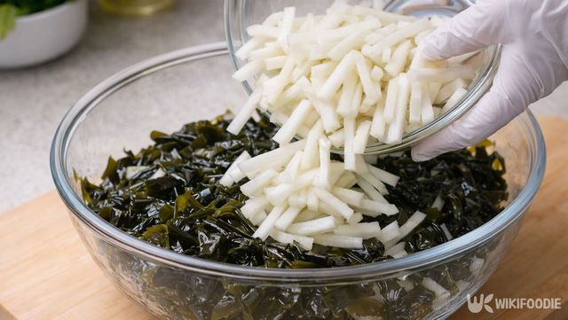 미역에 채썬 무를 넣고 있다. / 위키푸디