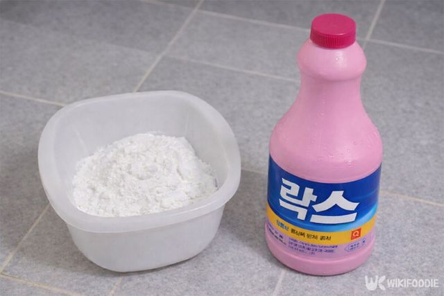 화장실 바닥에 베이킹소다 통과 락스가 나란히 놓여 있다. / 위키푸디