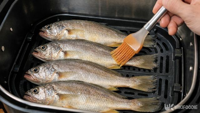 에어프라이어에 굴비를 올려 식용유를 얇게 바르고 있다. / 위키푸디