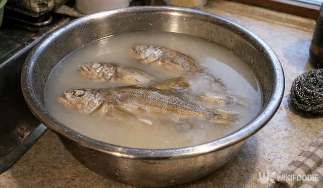 쌀뜨물에 굴비를 담가 해동과 냄새 정리를 동시에 진행하는 모습이다. / 위키푸디
