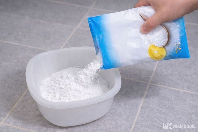 플라스틱 통에 베이킹소다를 붓고 있다. / 위키푸디