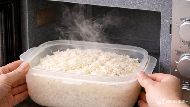 전자레인지에 찬밥을 넣고 있다. / 위키푸디