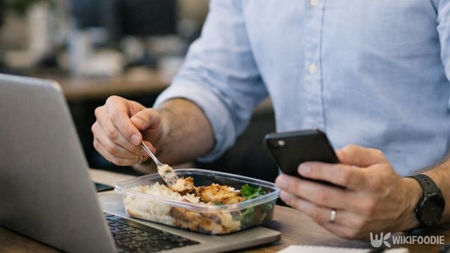 식사와 업무를 동시에 처리하는 멀티태스킹은 집중을 끊임없이 분산시킨다. / 위키푸디