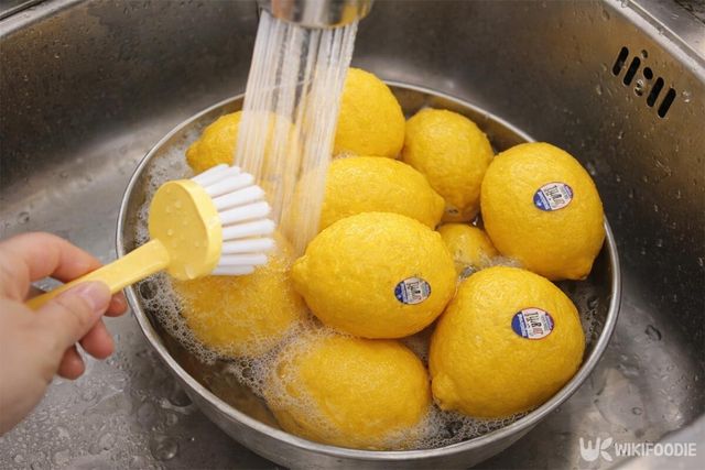 레몬 껍질을 세척하고 있다. / 위키푸디