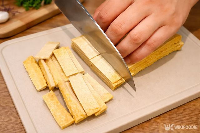 어묵을 자르고 있다. / 위키푸디