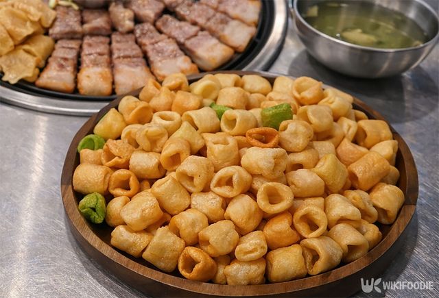 고깃집 식탁에 뻥튀기 과자가 놓여 있다. / 위키푸디