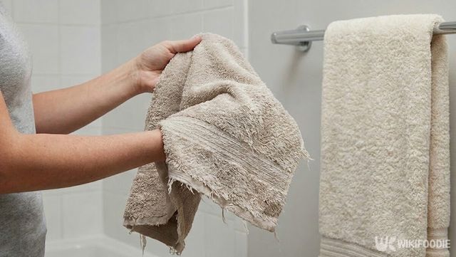 헌 수건을 들고 있다. / 위키푸디