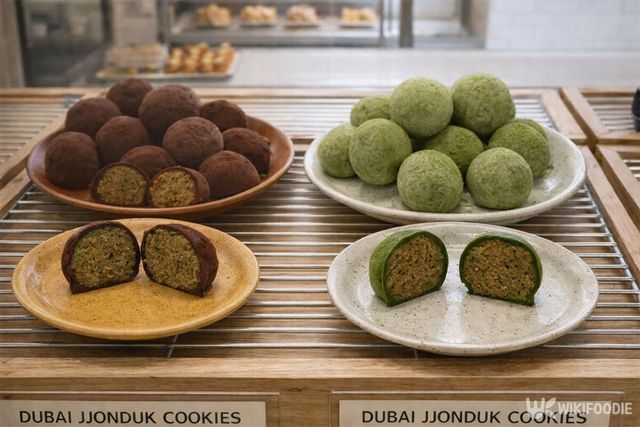 두바이 쫀득 쿠키가 진열대에 놓여 있다. / 위키푸디