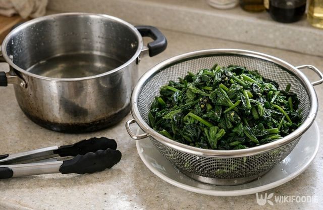 데친 뒤 물기를 빼고 있는 까마중 나물이다. / 위키푸디