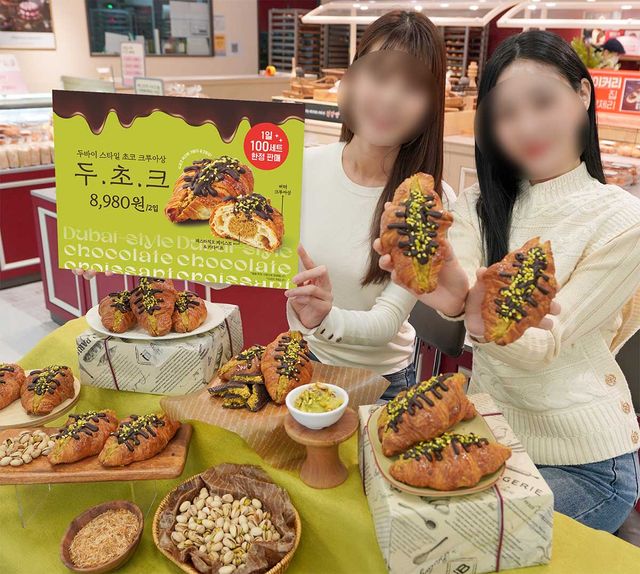 모델이 두바이 초코 크루아상을 들고 있다. / 신세계 푸드 제공