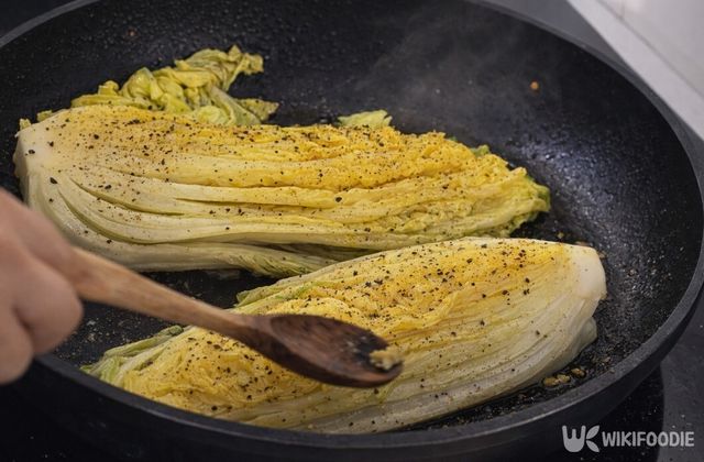 알배추를 팬에 굽고 있다. / 위키푸디