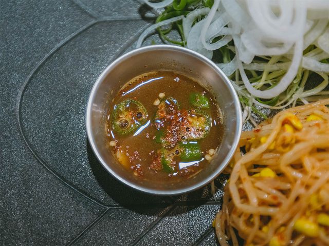 흑돼지 소스로 먹는 멜젓의 모습이다. / goeuncorp-shutterstock.com