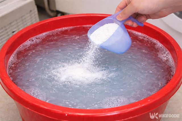 찬물이 담긴 대야에 소금을 넣고 있다. / 위키푸디