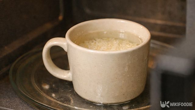 전자레인지 안에 놓인 도자기 머그컵 속, 물에 불린 생쌀이 담겨 있다.&nbsp;/ 위키푸디