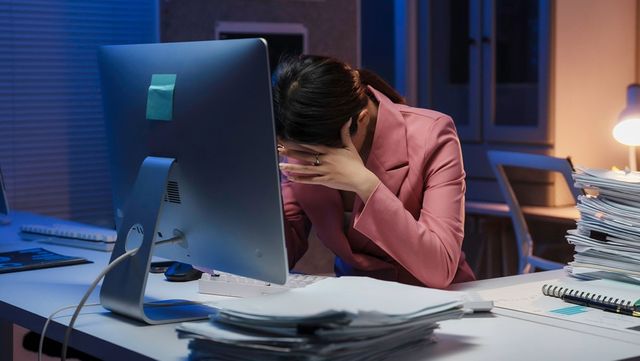 사무실에서 두통으로 이마를 웅켜 쥔 여자의 모습이다. / Amnaj Khetsamtip-shutterstock.com