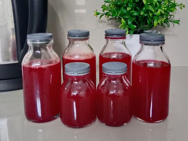 비트로 만든 주스가 병에 담겨 있다. / Rere Ratna-shutterstock.com