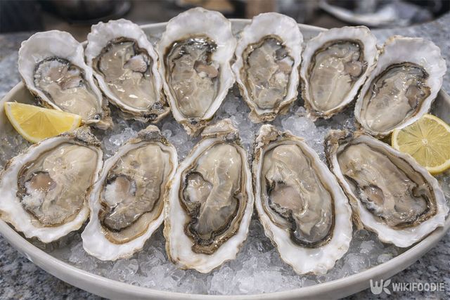 개체굴이 접시에 한가득 담겨 있다. / 위키푸디