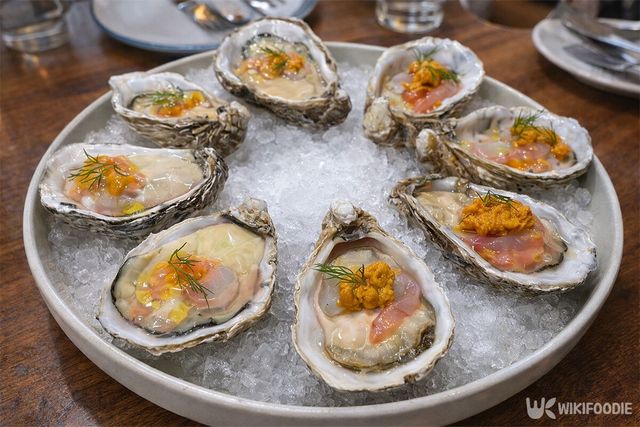 통영 개체굴로 만든 요리가 접시에 담겨 있다. / 위키푸디