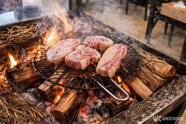 난축맛돈을 나무에 훈연하고 있다. / 위키푸디