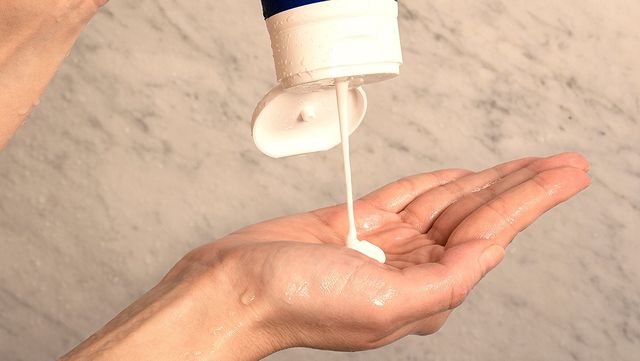 튜브에서 린스를 손바닥으로 짜내고 있다. / Yasemin Yurtman Candemir-shutterstock.com