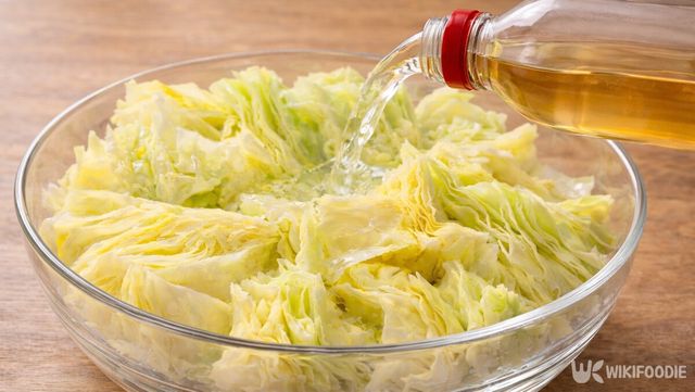 양배추에 식초를 붓고 있다. / 위키푸디