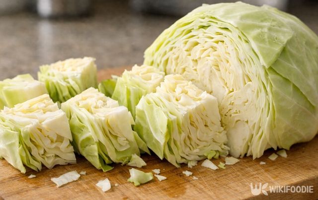 아삭한 식감을 위해 두께를 살려 썬 양배추다. / 위키푸디