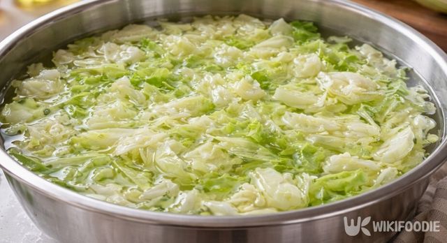 식초를 푼 물에 양배추를 담가 풋내를 정리하는 단계다. / 위키푸디